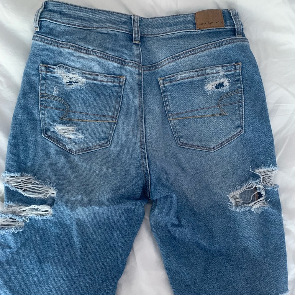 American Eagle Mom Jean, light wash, ripped, high waist, size 6